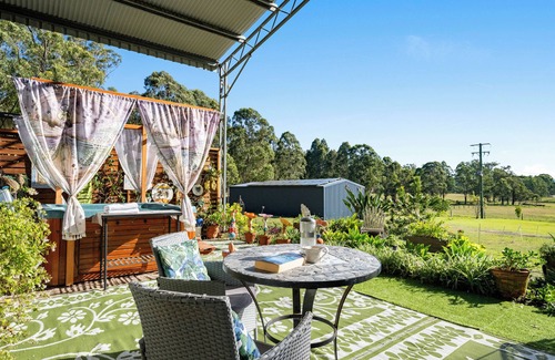 Quorrobolong Apartment | The Studio Retreat perfect for a quiet romantic break. Pet friendly, hot tub.