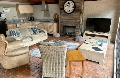 Axe Creek Apartment | The Studio under the gum tree.