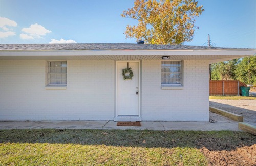Sulphur Apartment | The Suite Spot 4 - minutes from casinos