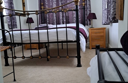 Norwich Bed & Breakfast | The Summer Room - Private entrance to bedroom, bathroom and lounge with parking