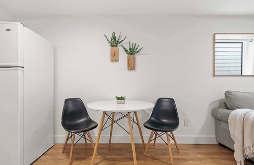 Sunnyside House | The Sunday | Charming Private Suite in Calgary