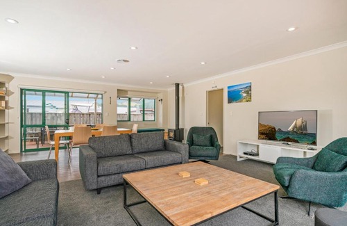 Cooks Beach House | The Sunny Bach - Cooks Beach Holiday Home
