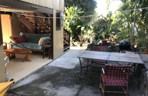 Historic Kailua Village Apartment | The Surf Hideaway is walking distance to everything Kona