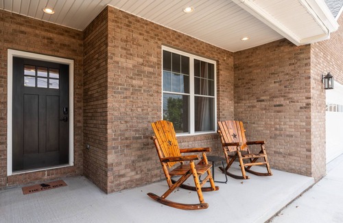 McGaheysville House | The Swaying Oasis: near JMU & Massanutten. Book Your Perfect Stay!