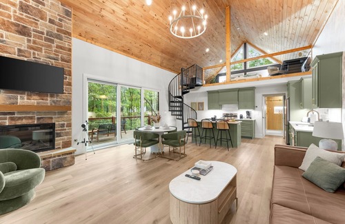 Cleveland Cabin | The Tallulah Cabin - Luxury Mountain Cabin - Pickleball - Hot Tub - King Beds