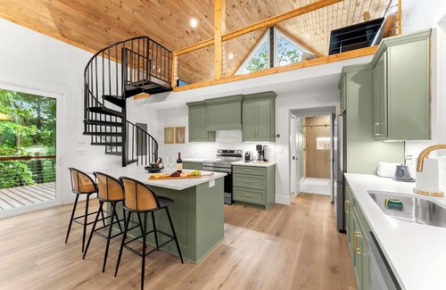 Cleveland Cabin | The Tallulah Cabin - Luxury Mountain Cabin - Pickleball - Hot Tub - King Beds