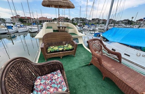 Clear Lake Shores Boat Rental | The Tiki Treasure Boat