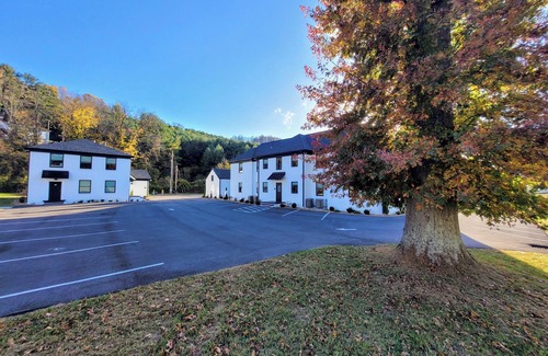 Tazewell Apartment | The Traveler on Main - Suite 4