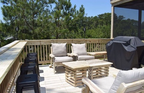 Piney Island House | The Tree House-Close to Beach Beautiful Views!