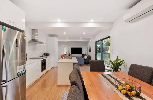 Taroona House | "The Tree House Hobart" - 10kms to CBD - Sleeps 8