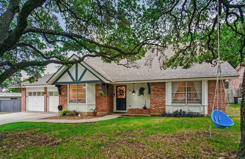 Vance Jackson House | The TX Oasis. Boho Paradise. Huge Backyard.