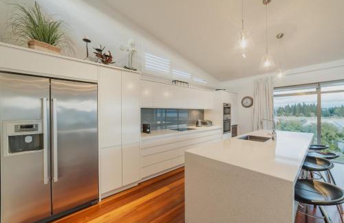 Lake Tekapo House | The Ultimate Tekapo Retreat Deck & Stunning Views