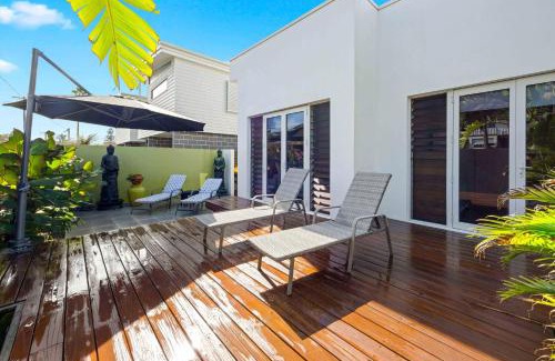 Lake Cathie House | The Vibe Beach House - direct beach access, spa
