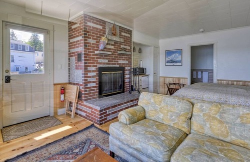 Stonington Hotel | The Victory Chimes - Inn on the Harbor
