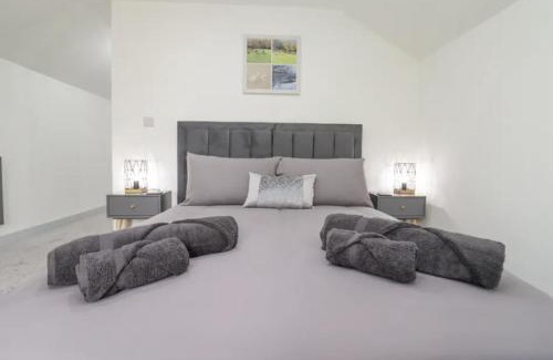 Hartshill Apartment | The View - Private Car Park with CCTV - Fast WiFi - Contractor Friendly - Nature & Wildlife Retreat for Business Stays or Relaxing Couples Getaways