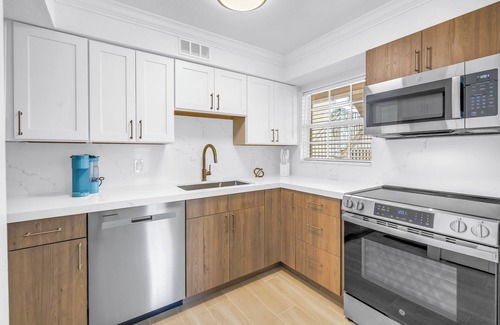 Siesta Key Village Apartment | The Village Breeze 8BR with heated Pool, near Beach, 250ft to Siesta Key Village!