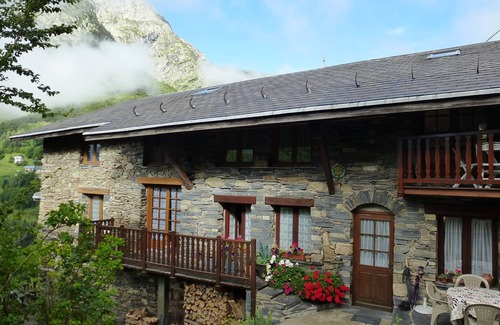 Ornon Apartment | the village of Oisans 15 minutes from € 350/S near Alpe d'Huez garden 150m² valley view.