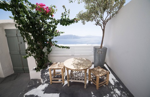Kamari Apartment | THE VOLCANO CAVE HOUSE