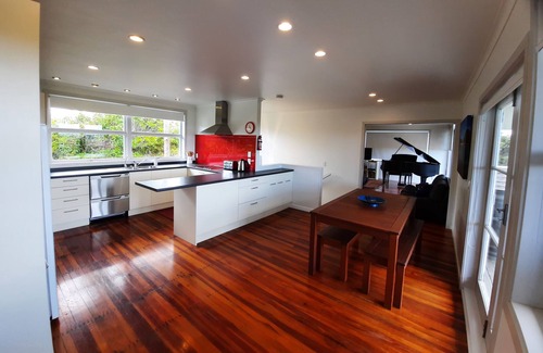 Waiheke Island Cabin | The Waiheke Lodge - Comfort for 24