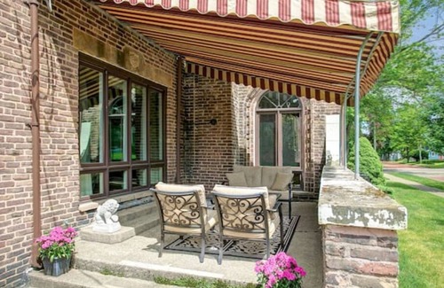 Jamestown Bed & Breakfast | The Warner Room at The Oaks Hotel-Queen Bed