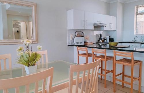 Muizenberg House | The Waves Empire Apartment
