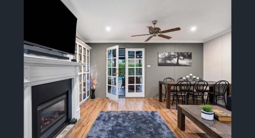 West Albury House | The Weeping Elm - Large and Spacious