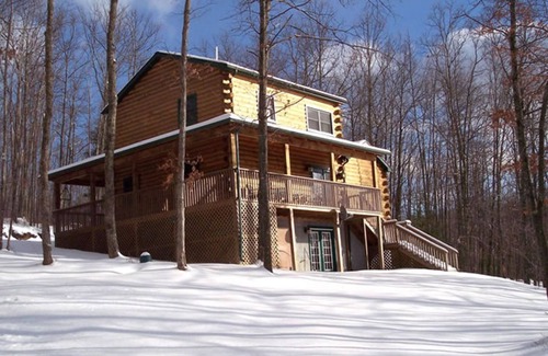 True Cabin | The West Virginian 3 storey log cabin in 10 acre wooded area adjacent to Pipestem State Park and Resort.