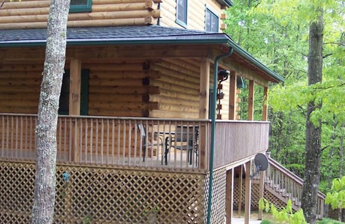 True Cabin | The West Virginian 3 storey log cabin in 10 acre wooded area adjacent to Pipestem State Park and Resort.