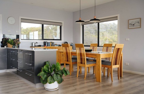 Bicheno Apartment | The Whaler's Deck - Freycinet Holiday Houses