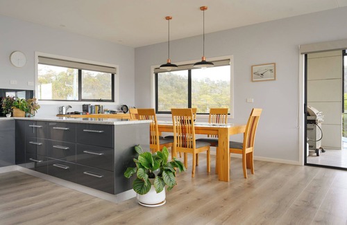 Bicheno Apartment | The Whaler's Deck - Freycinet Holiday Houses