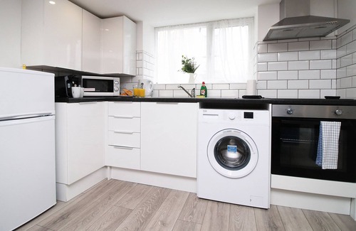 Hirwaun House | The White House by Tŷ SA