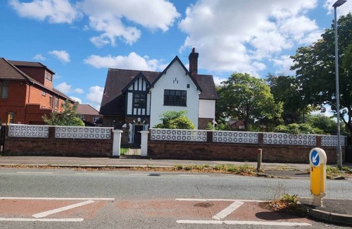 Trafford House | The White House - charming Tudor style house Manchester