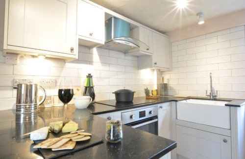 Homersfield House | The White House with Studio
