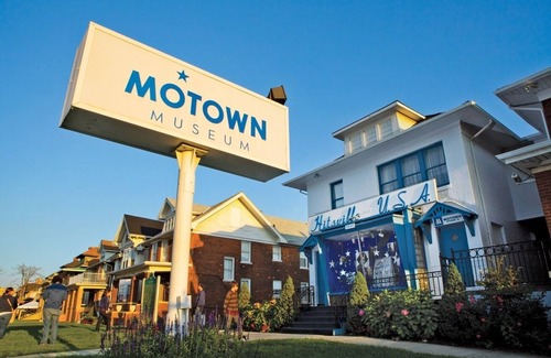 New Center Detroit Apartment | The White Lotus - Premium King Bed | 400mbs Wifi | 7-minDT | Work Station