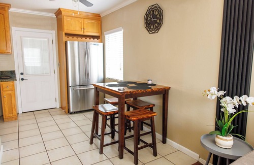 Wrigley House | The Wrigley Nook- 2 bed & bath