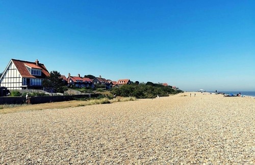 Framlingham Cottage | The Yellow Cottage on the hill central location in Framlingham
