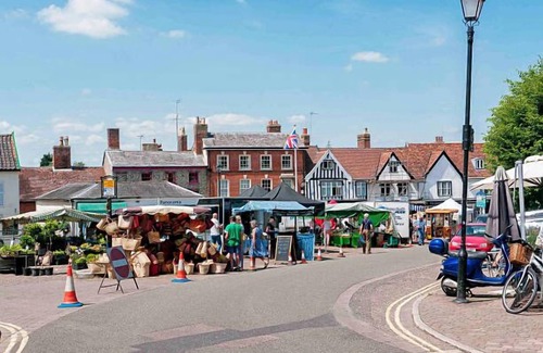 Framlingham Cottage | The Yellow Cottage on the hill central location in Framlingham