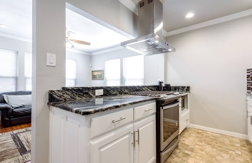 Oak Cliff House | The Yellow House of Bishop Arts 438