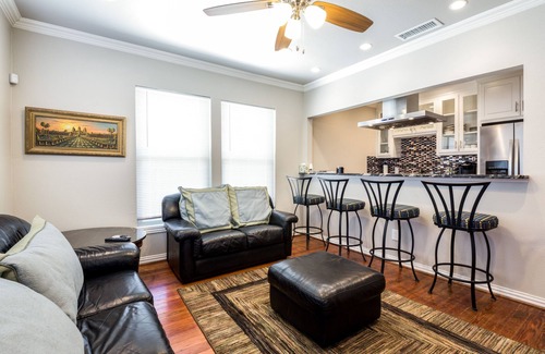 Oak Cliff House | The Yellow House of Bishop Arts 438