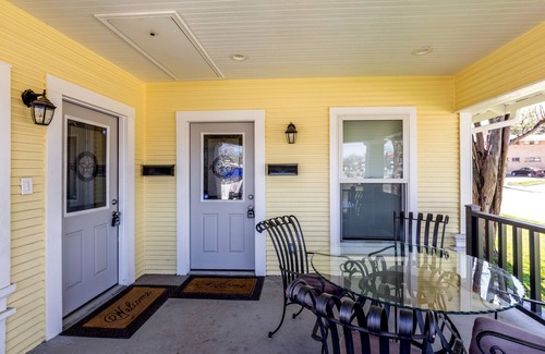Oak Cliff House | The Yellow House of Bishop Arts 438