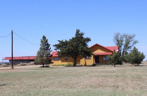 Tulia House | The Yellow House on Tule Creek with Room for your Horses!