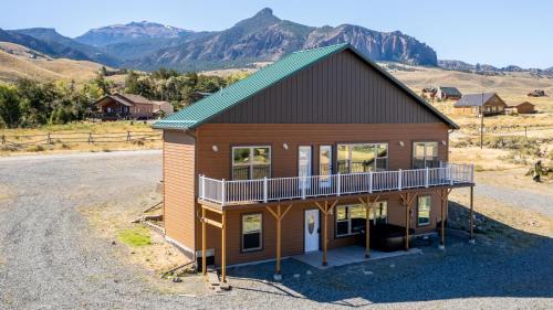 Wapiti House | The Yellowstone - Spacious Wapiti Valley Cabin with Stunning Views!