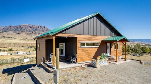 Wapiti House | The Yellowstone - Spacious Wapiti Valley Cabin with Stunning Views!