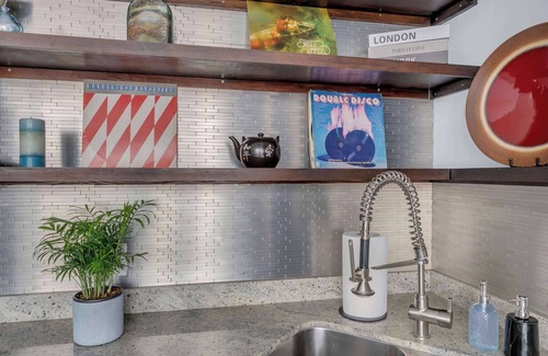 Beltline Apartment | the YYC Lookout Tower & City Vibes 2BR w Parking