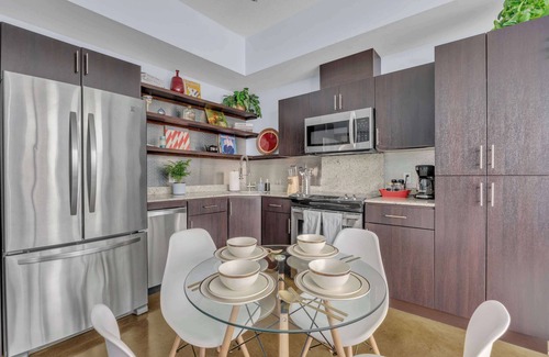 Beltline Apartment | the YYC Lookout Tower & City Vibes 2BR w Parking