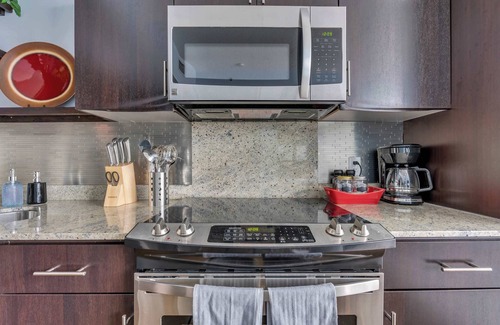 Beltline Apartment | the YYC Lookout Tower & City Vibes 2BR w Parking