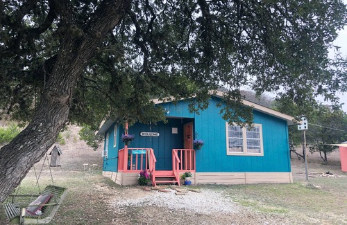 Concan Cottage | Thelma Cottage: Charming & Cozy 2 bedroom 2.6 miles from The Frio River