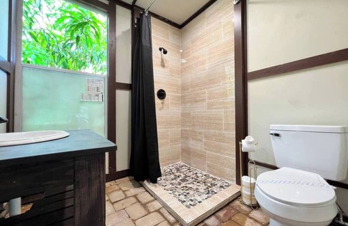 Fairvilla House | Themed Speak Easy w/Pool, Hottub & Lake