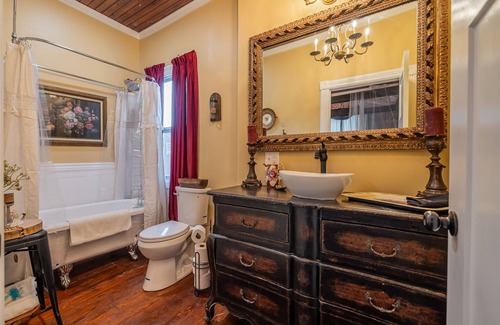 Marthasville Bed & Breakfast | TheOutPostInn Bed&Breakfast - The Purple Victorian