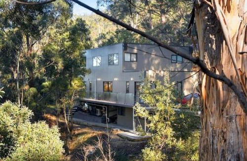 Taroona House | TheTree House Hobart Sleeps 8-2 Bath